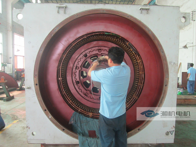 潮州電廠7700KW電機(jī)在進(jìn)行裝配